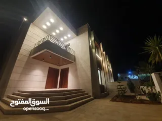  9 فيلا مميزه بتشطيب فاخر مكونه من 3 طوابق و مسبح خاص