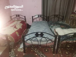  6 تخت مفرد عدد 3 بحاله الوكاله تم شرائهم خلال اسبوعين والبيع بداعي السفر