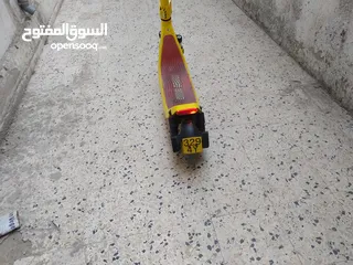  5 سكوتر اصفر بحالة جيدة جداً شغال 100/100,