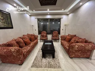  1 طقم كنب مستعمل للبيع مع هدية طاولة وسط و سجادة في الزرقاء