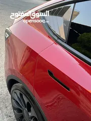  9 تيسلا Y 2022 performance لون خمري مميزة داخلي ابيض الاداء العالي دفع رباعي وبسعر مغري جداً جمرك جديد