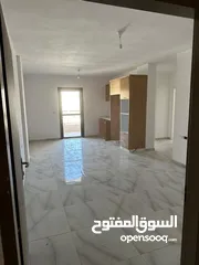  4 شقة بإطلالة مميزة.. تجهيز ديلوكس.. غرفتين مع صالة واسعة ومطبخ وبلكون بإطلالة جذابة