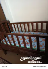  1 تخت سرير اطفال