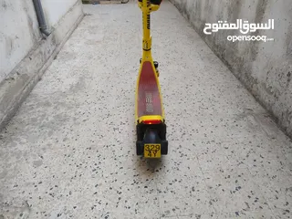  4 سكوتر اصفر بحالة جيدة جداً شغال 100/100,