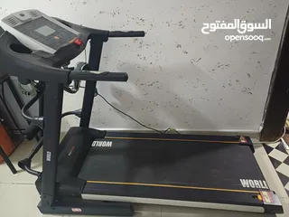  1 جهاز ركض للبيع جودته ممتازه واستعمال قليل جداً ، بقيس نبضات القلب و معه حمايه وحزام هزاز