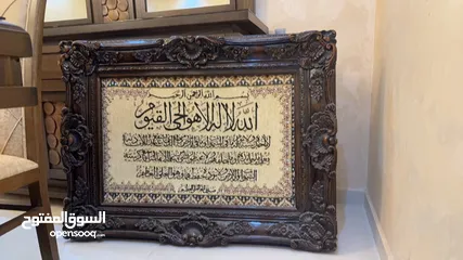  5 كنب لون خمري  طاولات طقم  لون ابيض 3  تيبل لامب 2  براويز 2  طاولة تلفزيون