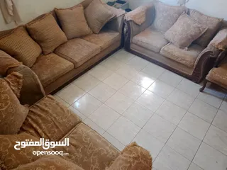  3 طقم كنبيات مستعمل بحاله جيده للبيع المستعجل
