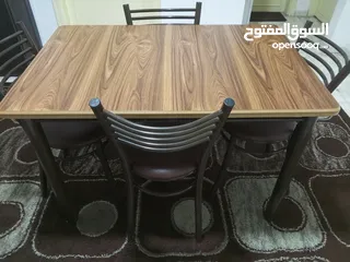  2 طاولة سفرة صغيرة أو مطبخ مع أربع كراسي بحال الجديد