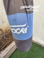  4 كيس ملاكمة ممتاز للبيع، بحالة جيدة، مناسب جداً للتدريب الاحترافي في البيت أو في نادي.