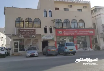  1 مبنى سكني استخدام ( تجاري )على الشارع العام ف صلاله الجديدة بجانب اثاث راحة