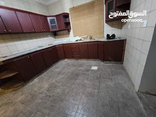  17 شقه طابقيه لها مدخلين وغرفه علي السطح