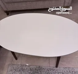  1 طاولة وسطيه من غير سيرفس لون ابيض