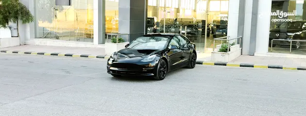  7 تيسلا 2023 model 3 فحص كامل اوتوسكور لون اسود ملوكي داخلي ابيض بحالة الوكالة بسعر لقطة ومحروووق