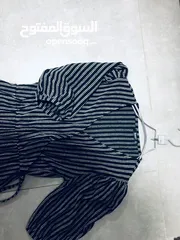  4 جمبسوت نسائي باللون الاسود بخطوط سكنيه فاتح يلبس مقاس S و مقاس M