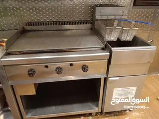  2 عدة مطعم شاورما وسناكات بحالة ممتازة للبيع