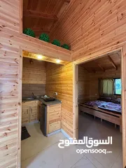  8 كوخ خشبي غرفتين نوم وصالون وحمام ومطبخ وثلاجه وشاشه ومكيف وغاز وساحه خارجيه مع اطلاله مميزه