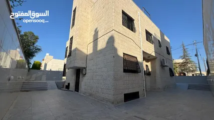  15 Well-Maintained Villa in Umm Al Summaq / فيلا بحالة ممتازة في أم السماق