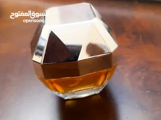  6 "شالات للبيع + هدية عطر نسائي "