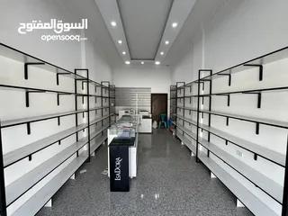  1 ديكور كامل ارفف و ألواح تعليق وبترينات بحالة ممتازة