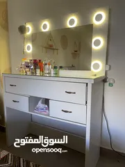  4 بيرو  غرفة نوم خشب لاتيه ابيض مع اضاءه وزجاج حامي للبيع
