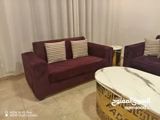  15 جلسة فاخرة بتصميم عصري وألوان ملكية! طقم كنب متكامل باللون العنابي الغني، قماش مخملي ناعم ومريح