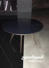  8 طاولات و كراسي