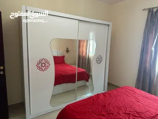  9 محمود سعد)غرفة وصالة للايجار الشهري في الشارقة التعاون بفرش فندقي ثاني ساكن بتشطيب ممتاز