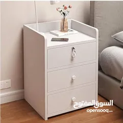  5 كومدينا خشب أنيقة وعملية، 3 جرارات ودرج علوي فيه قفل عشان تحفظ أغراضك الخاصة بأمان! تصميم مرتب وناعم