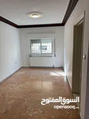  12 دوبلكس أرضي مميز بمساحة واسعة وحديقة خاصة في موقع استراتيجي بالقرب من شارع الجامعة الأردنية