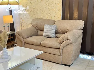  2 طقم كنب دب مستورد بحالة الوكالة جميل جدا وبسعر رائع حجم جامبو فخم جلسة واسعة ومريحة