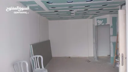  2 محل للبيع بالخلو مساحة 22 كتر مربع و نصف ، عليه سدة ع نصف المحل، عل شارع وسط البلد رام الله ، يبعد ع