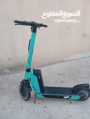  1 سكوتر كهربائي تاير 48v.  مطور 800 كمبيوتر 350 معه الشنتة الاصليه