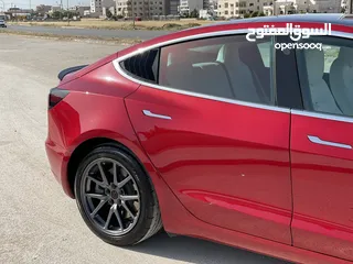  17 Tesla Model 3 Standerd Rang Plus (SR+) 2020
