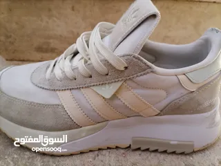  1 بوت adidas اشي فخامه ع لبس ومشي زي مهو بصور صناعه أندونيسي زي ما مكتوب  النمره(41.5_42)  الموقع عمان