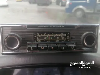  9 مسجل راديو بيكر كان راكب على مرسيدس.