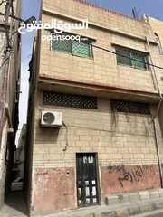  9 مستودع طابقين + شقتين للسكن+ برج اتصالات على السطح مؤجر مخيم الزرقاء قرب مدارس وكالة الغوث