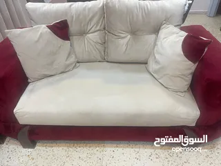  1 طقم كنب كورنر سبع مقاعد بحالة جيدة جدا با لون خمري و بيج تفصيل و ليس تجاري المباغ المطلوب 200 دينار