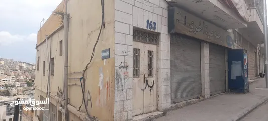  1 عمارة  تتكون من اربع طوابق كل طابق يحتوي ع شقة مع مخزنين تجاريين ع الشارع
