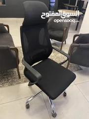  6 اثاث مكتبي كراسي شبك/ مدير جلد /طاولات اجتماعات / مكاتب فردية شبه جديد لمركز دراسي لم يعمل
