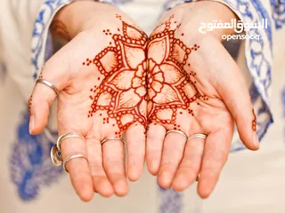  3 Putting hand henna