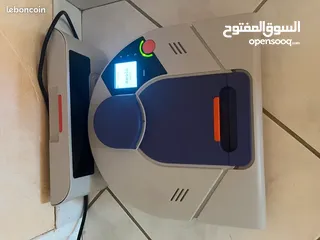  1 مكنسة روبوتية من طراز Neato XV-25