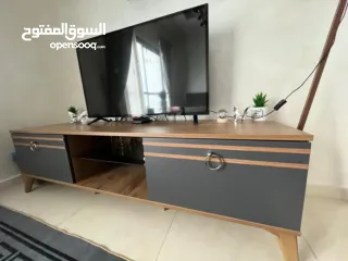  1 طاولة تلفزيون عصرية وأنيقة