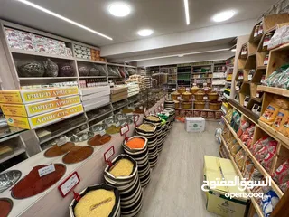  2 ديكور محل عطارة وماكينة قهوة شبه جديدة