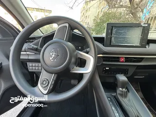  4 تويوتا يارس 2023 وارد الشركة المركزية لون مميز للبيع بسعر مغري مالك أول قاطعة 1800 km