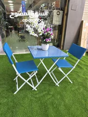  1 طقم الجلسة الخارجية الأنيق... طاولة مع كرسي عدد 2  حضّر قهوتك واستمتع طقم عملي، خفيف، ثابت، وبيلف .