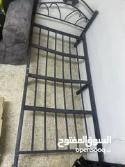  4 تخوت عدد 2 لون اسود بحالة ممتازة + كنبه طويله ثلاثيه بسعر مغري