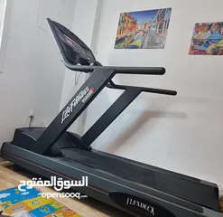  1 للبيع جهاز مشي وجري trademill لايف فتنس  life fitness اكبر حجم 9500 HR نظيف جدا بحالة المصنع