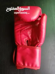  4 كفوف EVERLAST الأصلية استعمال خفيف جدا جدا بحالة الوكالة للبوكسينغ و الكثيير من الرياضات ...........