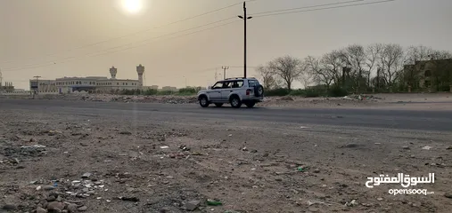  2 فيلا رسمي للبيع في عدن في حي الدكاترة الشعب أمام الحرم الجامعي على خط  الرئيسي للحي