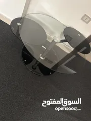  2 طاوله وسط قزاز شفاف واسود وطاولات سيرفيس استعمال بسيط للبيع